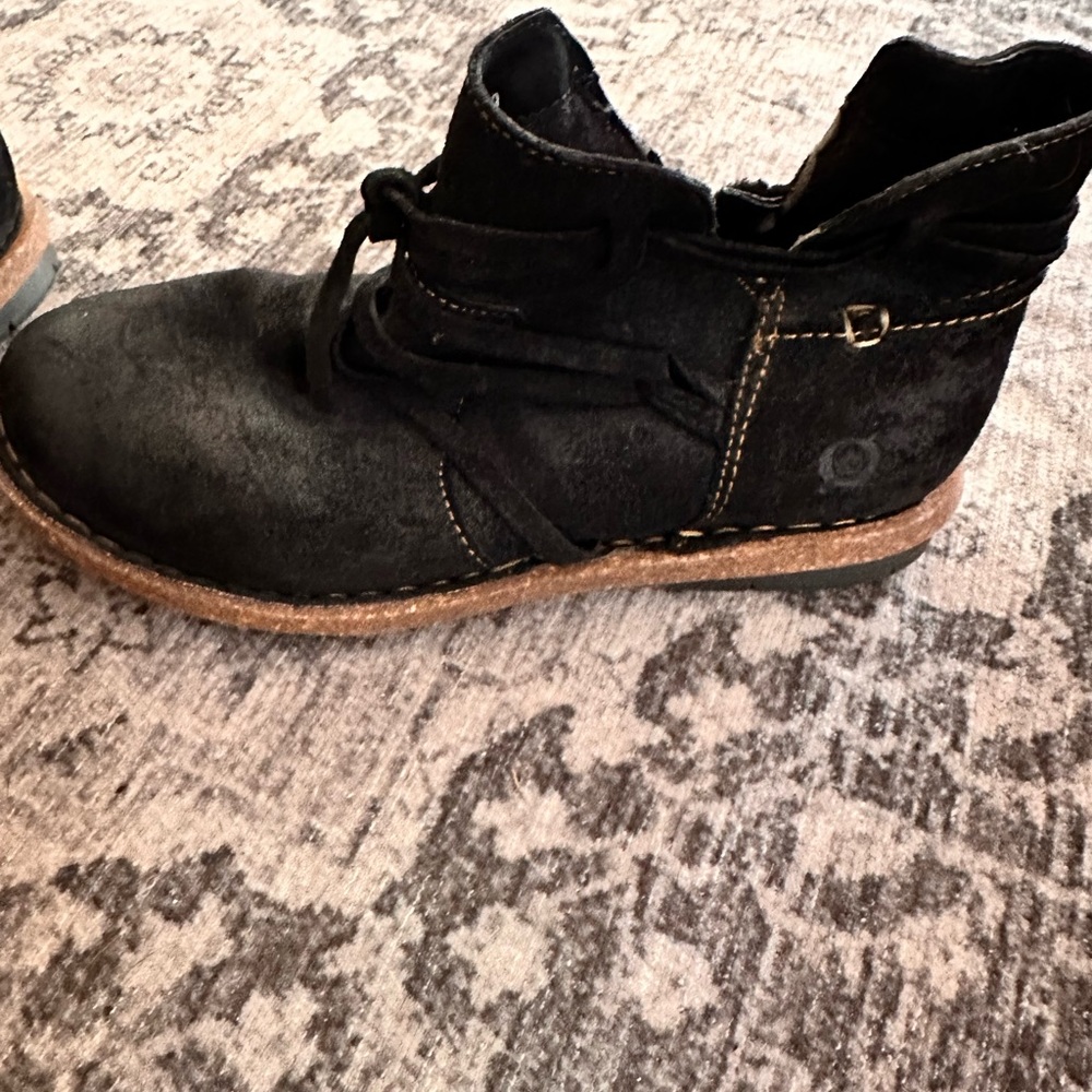 Born black boots like new